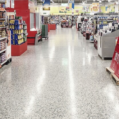 Blanke steingulv med diamantpads